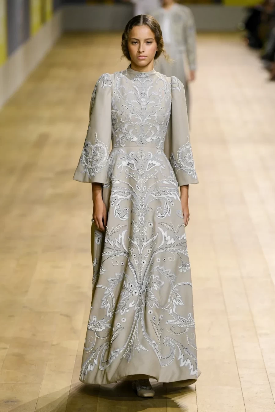 Haute Couture Fall 2022: Η Maria Crazia Chiuri ανέδειξε μία πιο wearable πλευρά της Υψηλής Ραπτικής -Δείτε όλα τα looks!- Φωτογραφία 30