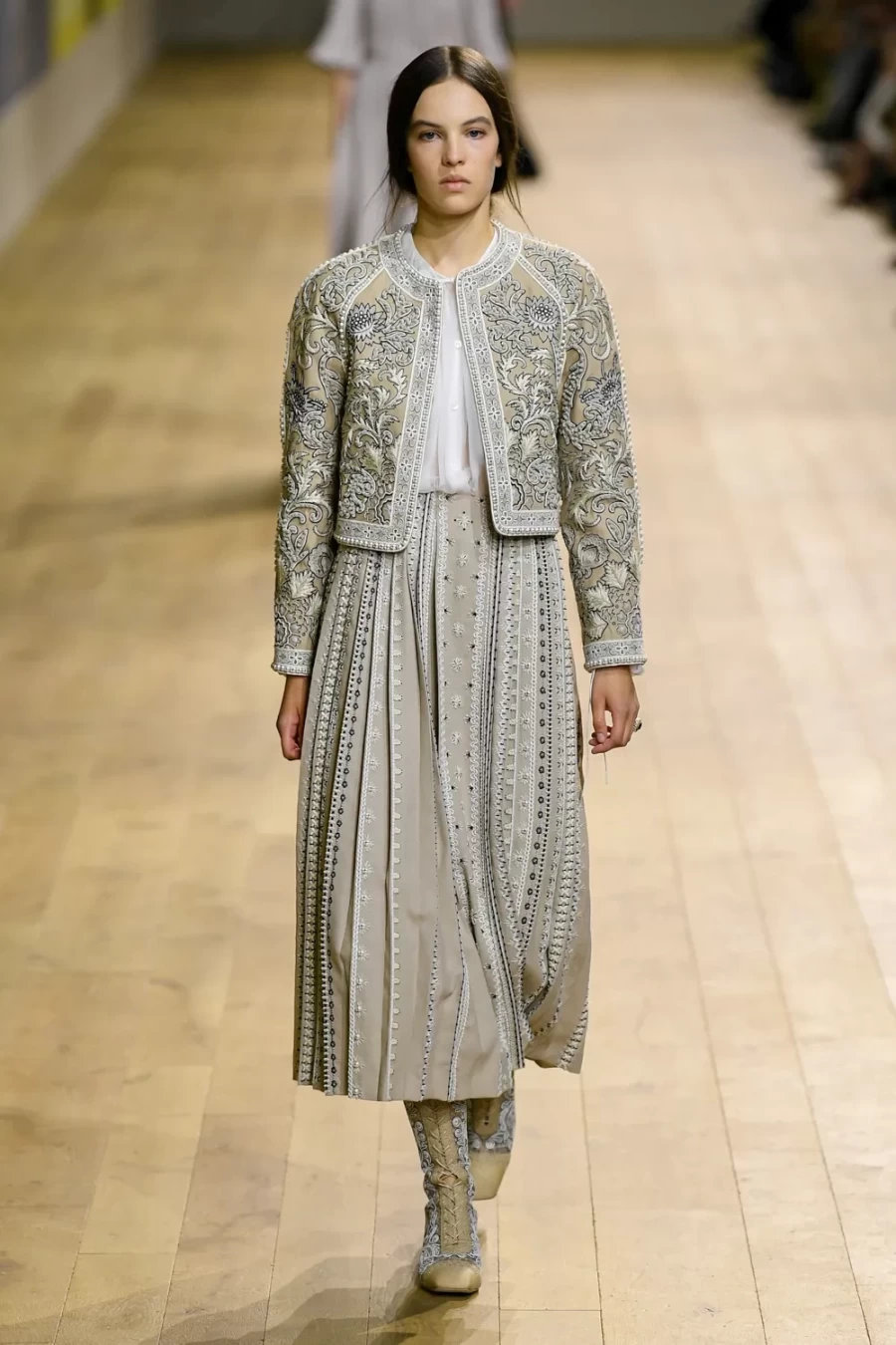 Haute Couture Fall 2022: Η Maria Crazia Chiuri ανέδειξε μία πιο wearable πλευρά της Υψηλής Ραπτικής -Δείτε όλα τα looks!- Φωτογραφία 31