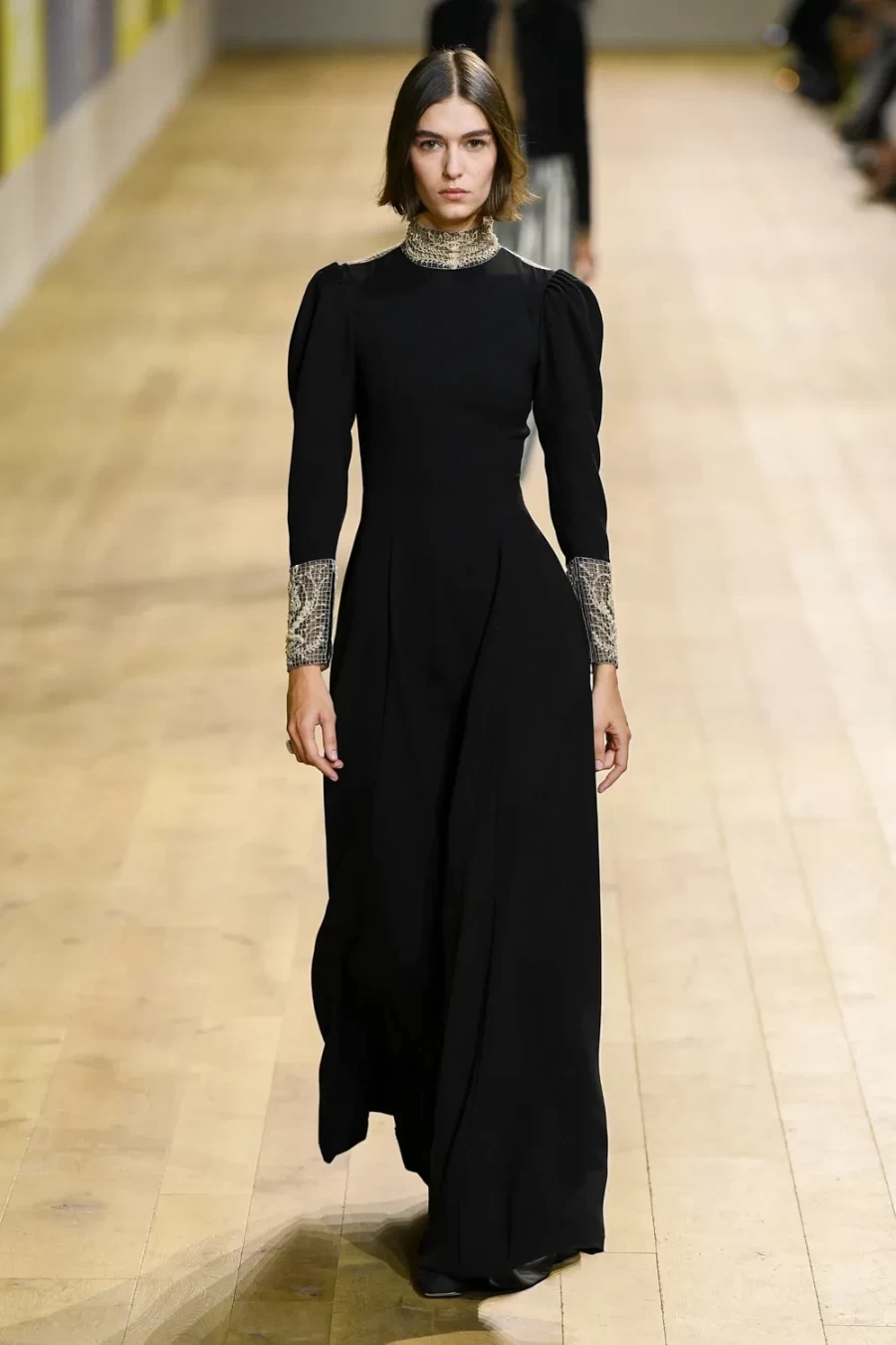Haute Couture Fall 2022: Η Maria Crazia Chiuri ανέδειξε μία πιο wearable πλευρά της Υψηλής Ραπτικής -Δείτε όλα τα looks!- Φωτογραφία 33