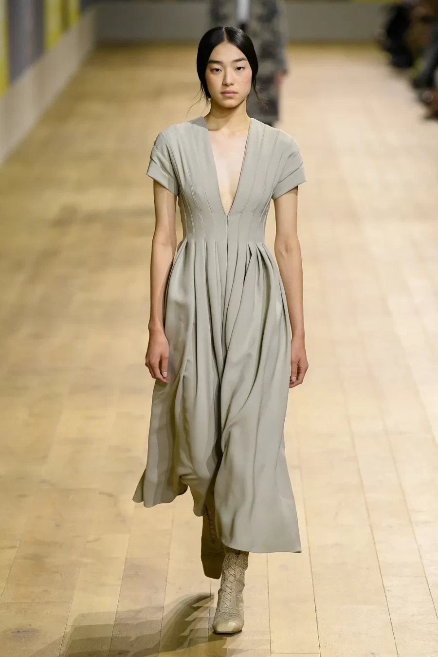 Haute Couture Fall 2022: Η Maria Crazia Chiuri ανέδειξε μία πιο wearable πλευρά της Υψηλής Ραπτικής -Δείτε όλα τα looks!- Φωτογραφία 35