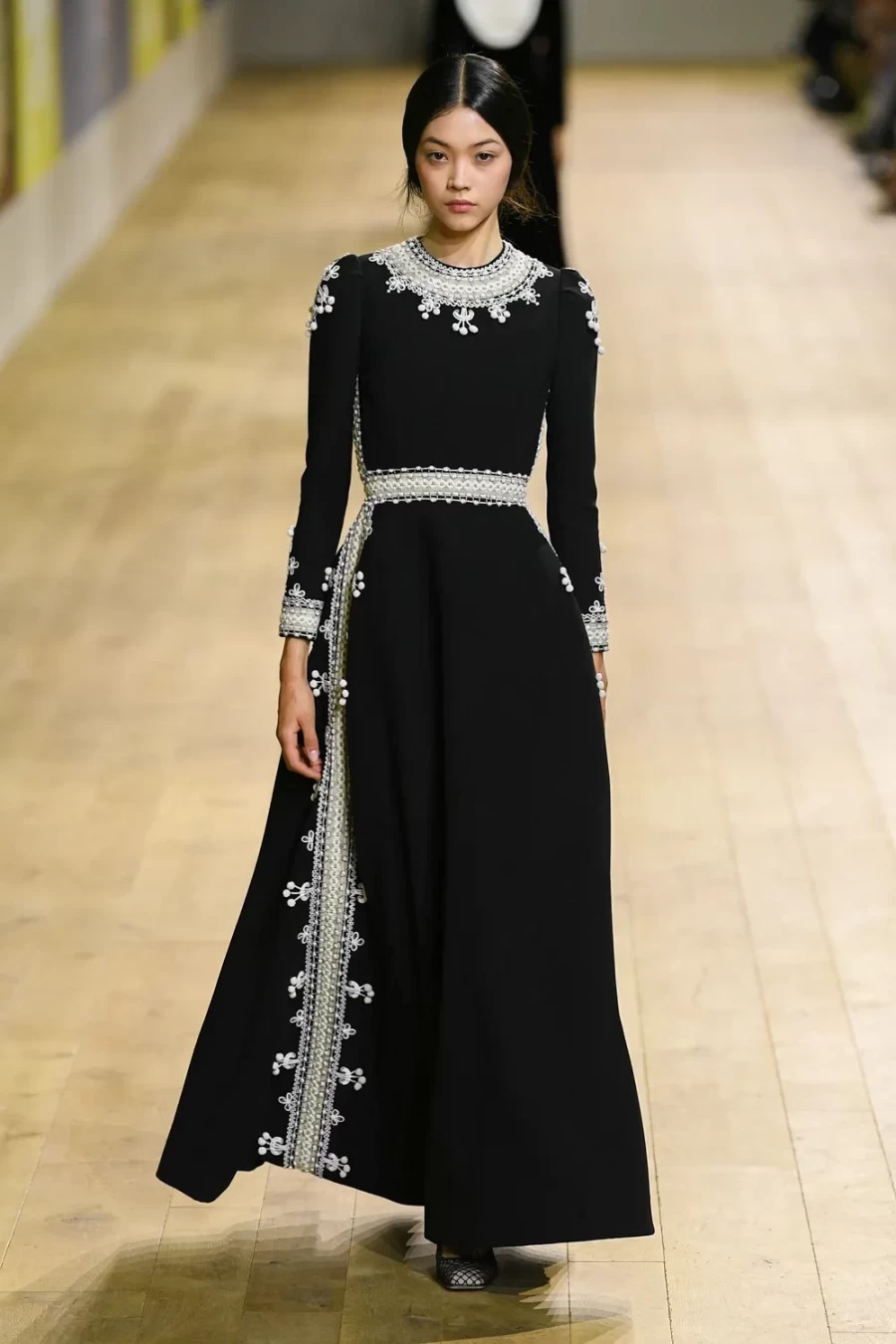 Haute Couture Fall 2022: Η Maria Crazia Chiuri ανέδειξε μία πιο wearable πλευρά της Υψηλής Ραπτικής -Δείτε όλα τα looks!- Φωτογραφία 37