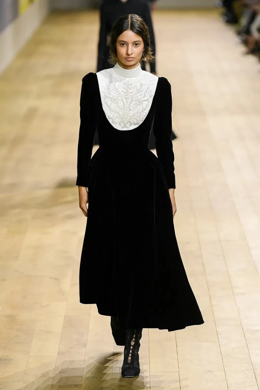 Haute Couture Fall 2022: Η Maria Crazia Chiuri ανέδειξε μία πιο wearable πλευρά της Υψηλής Ραπτικής -Δείτε όλα τα looks!- Φωτογραφία 38