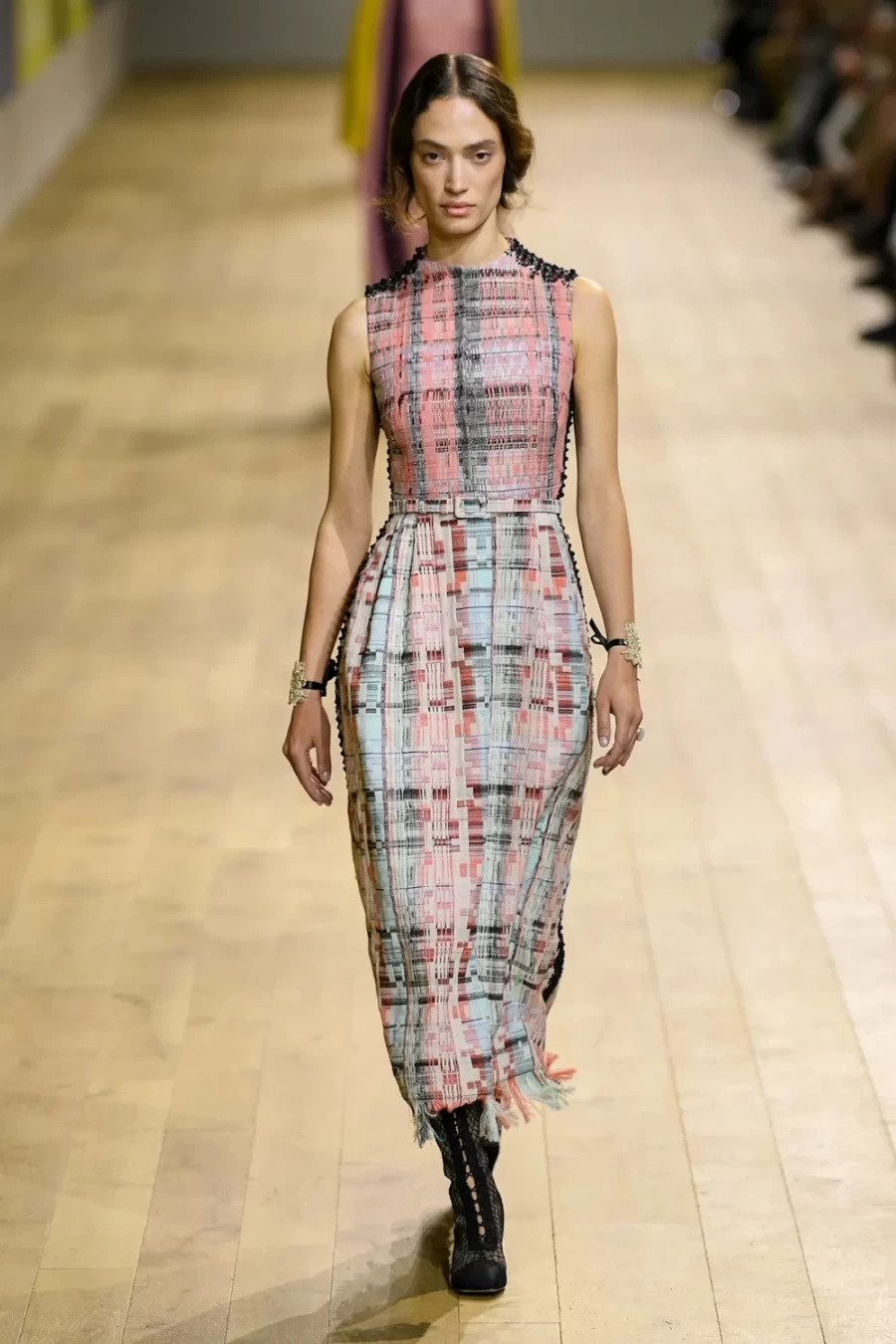 Haute Couture Fall 2022: Η Maria Crazia Chiuri ανέδειξε μία πιο wearable πλευρά της Υψηλής Ραπτικής -Δείτε όλα τα looks!- Φωτογραφία 42