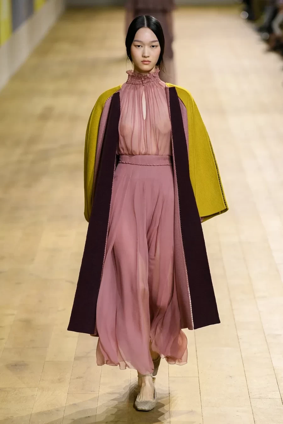 Haute Couture Fall 2022: Η Maria Crazia Chiuri ανέδειξε μία πιο wearable πλευρά της Υψηλής Ραπτικής -Δείτε όλα τα looks!- Φωτογραφία 43