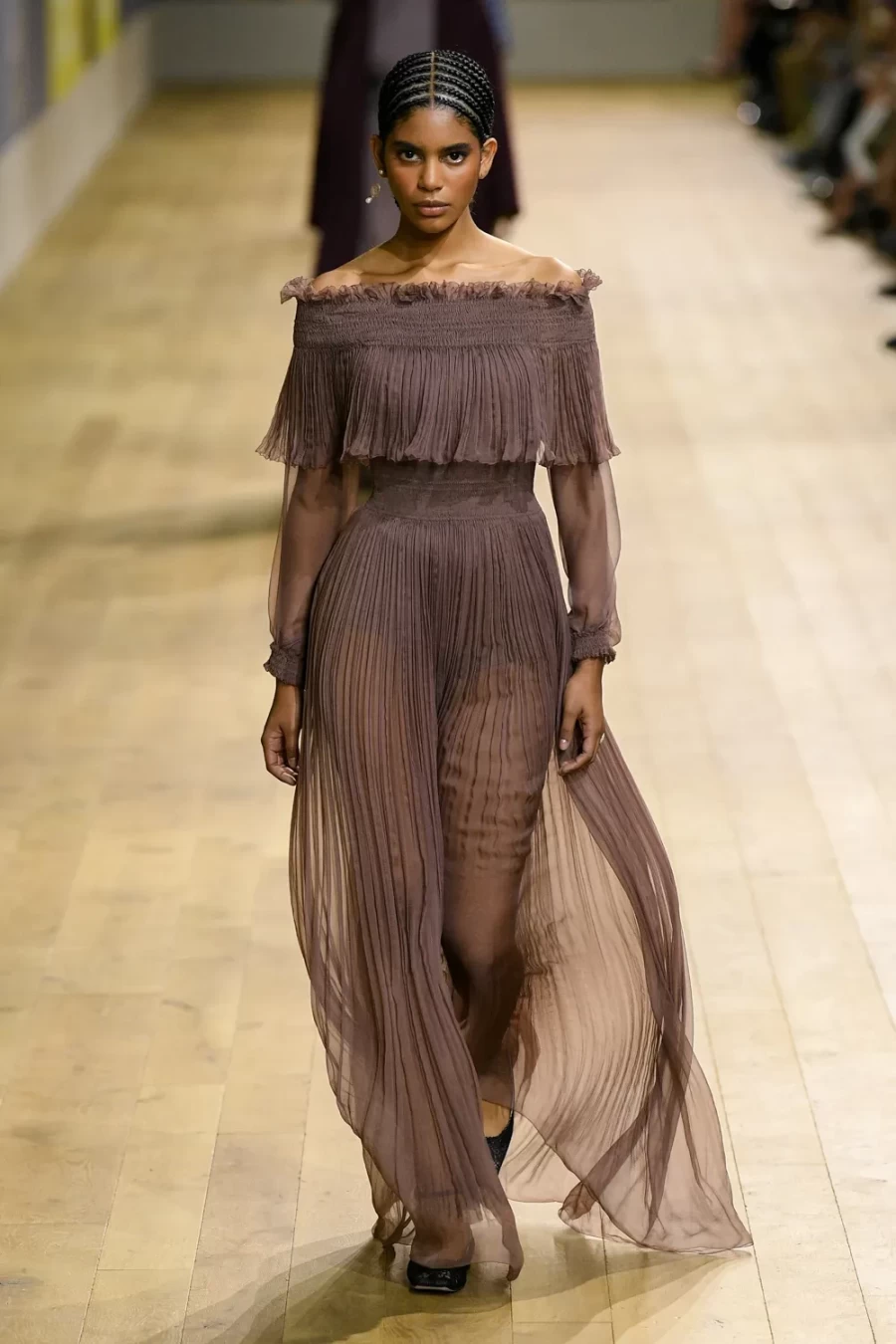 Haute Couture Fall 2022: Η Maria Crazia Chiuri ανέδειξε μία πιο wearable πλευρά της Υψηλής Ραπτικής -Δείτε όλα τα looks!- Φωτογραφία 44