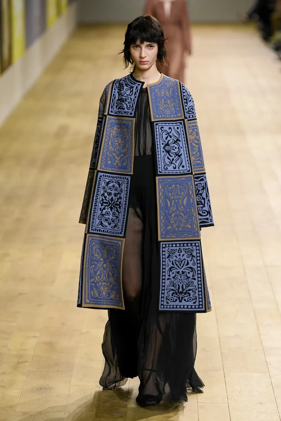 Haute Couture Fall 2022: Η Maria Crazia Chiuri ανέδειξε μία πιο wearable πλευρά της Υψηλής Ραπτικής -Δείτε όλα τα looks!- Φωτογραφία 46