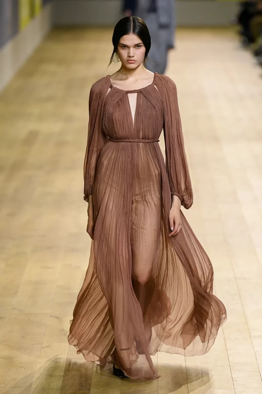 Haute Couture Fall 2022: Η Maria Crazia Chiuri ανέδειξε μία πιο wearable πλευρά της Υψηλής Ραπτικής -Δείτε όλα τα looks!- Φωτογραφία 47
