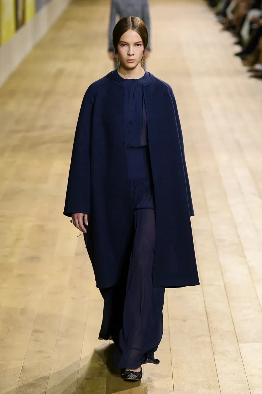 Haute Couture Fall 2022: Η Maria Crazia Chiuri ανέδειξε μία πιο wearable πλευρά της Υψηλής Ραπτικής -Δείτε όλα τα looks!- Φωτογραφία 49