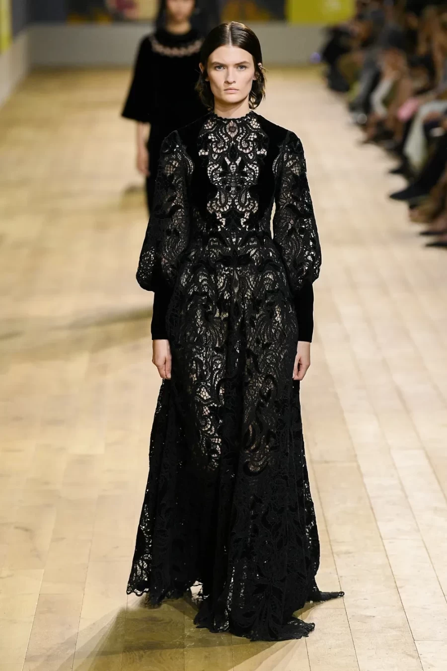 Haute Couture Fall 2022: Η Maria Crazia Chiuri ανέδειξε μία πιο wearable πλευρά της Υψηλής Ραπτικής -Δείτε όλα τα looks!- Φωτογραφία 56