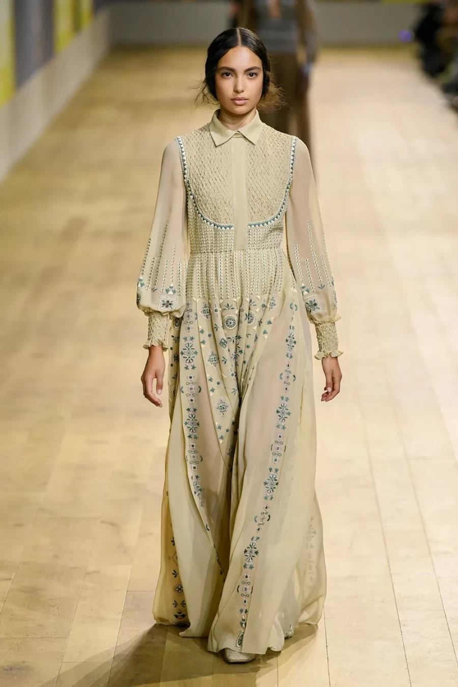 Haute Couture Fall 2022: Η Maria Crazia Chiuri ανέδειξε μία πιο wearable πλευρά της Υψηλής Ραπτικής -Δείτε όλα τα looks!- Φωτογραφία 63