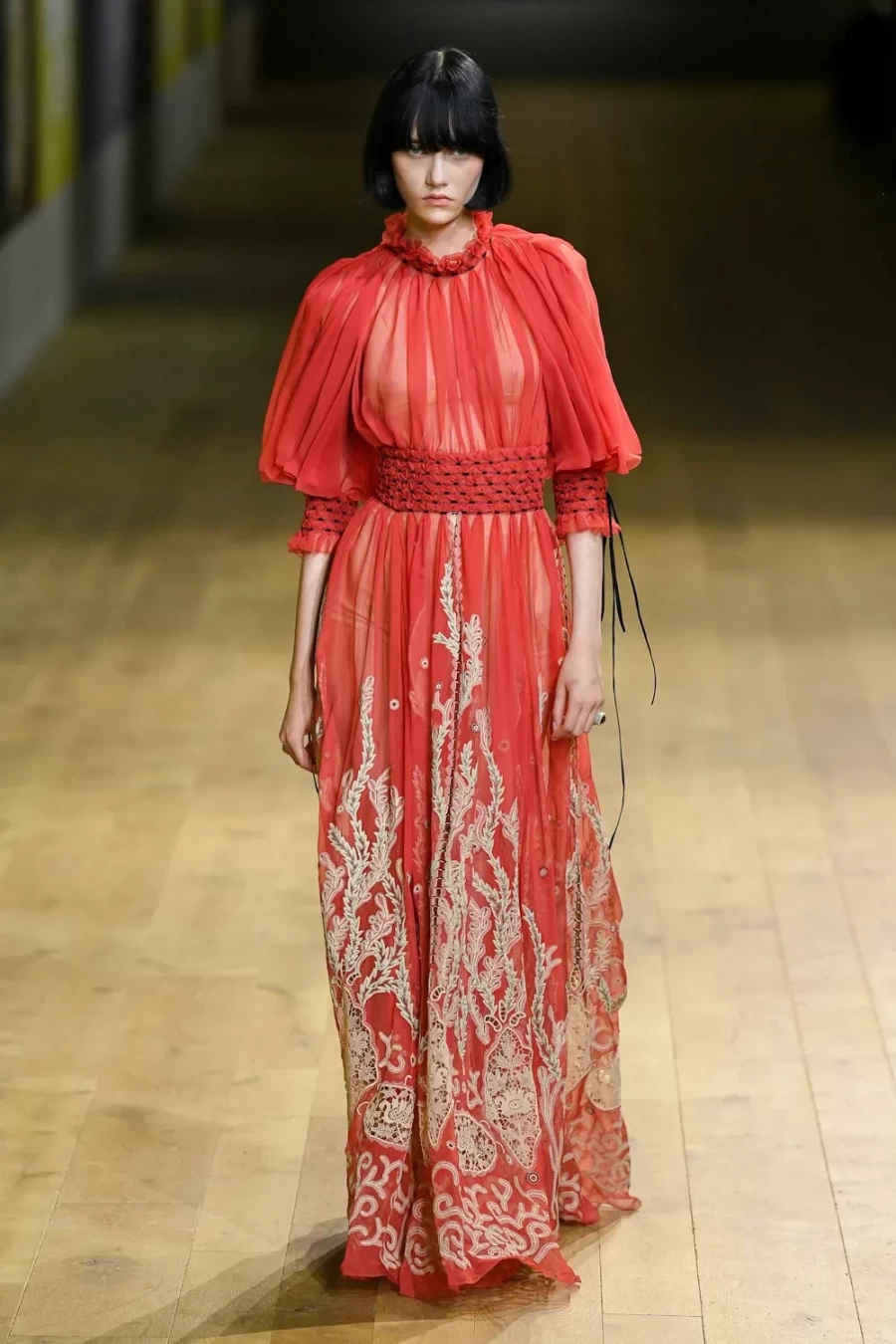 Haute Couture Fall 2022: Η Maria Crazia Chiuri ανέδειξε μία πιο wearable πλευρά της Υψηλής Ραπτικής -Δείτε όλα τα looks!- Φωτογραφία 66