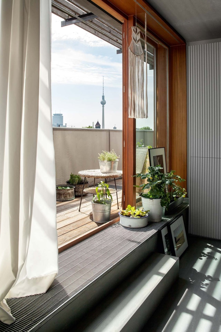 Ένα γοητευτικό μπουκέτο αντιπαραθέσεων στο διαμέρισμα της interior designer, Ester Bruzkus, στο Βερολίνο- Φωτογραφία 3