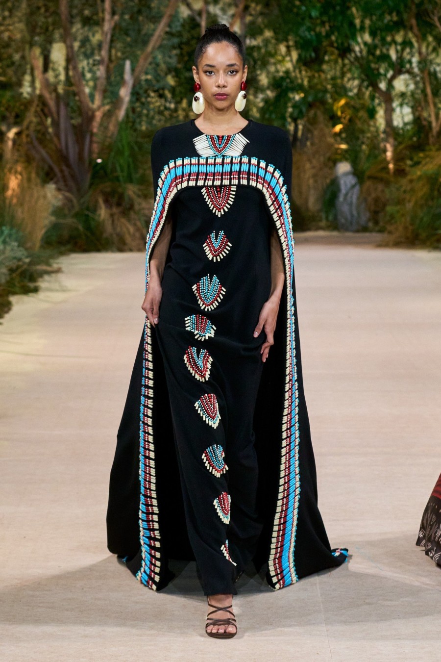Η λαμπερή Haute Couture collection της Σίλιας Κριθαριώτη στο Παρίσι ήταν εμπνευσμένη από την Αφρική- Φωτογραφία 13