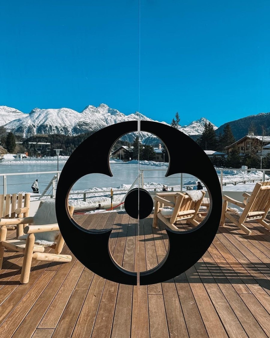  Louis Vuitton at St. Moritz: Μαγευτήκαμε από το ατμοσφαιρικό σκηνικό του winter pop-up του οίκου - Φωτογραφία 2