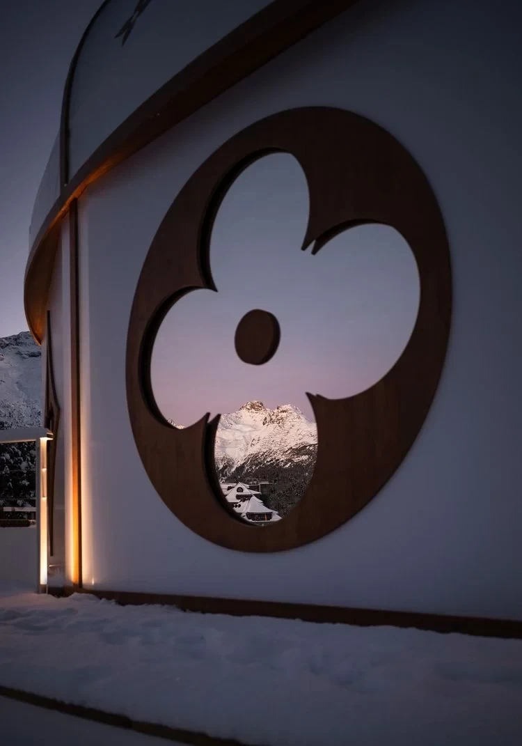  Louis Vuitton at St. Moritz: Μαγευτήκαμε από το ατμοσφαιρικό σκηνικό του winter pop-up του οίκου - Φωτογραφία 3