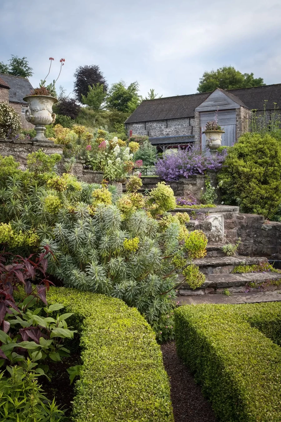Μαγευτείτε από την απαράμιλλη θέα ενός κήπου με μεσαιωνική έμπνευση στη Γαλλία- Φωτογραφία 5
