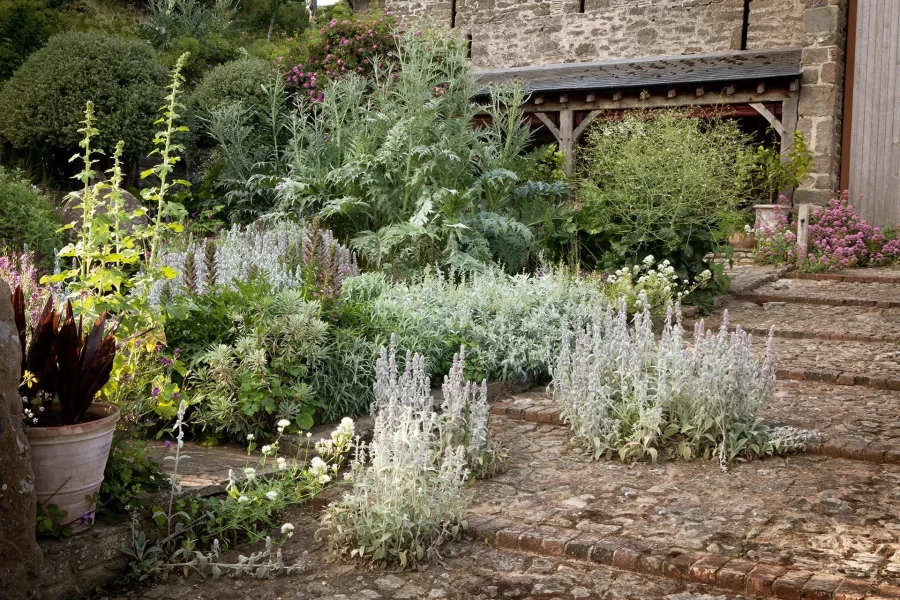 Μαγευτείτε από την απαράμιλλη θέα ενός κήπου με μεσαιωνική έμπνευση στη Γαλλία- Φωτογραφία 2