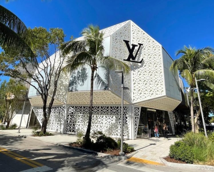 marcel-wanders-louis-vuitton-store-interiors-dezeen-2364-col-5-852x683-OWoWo.jpg