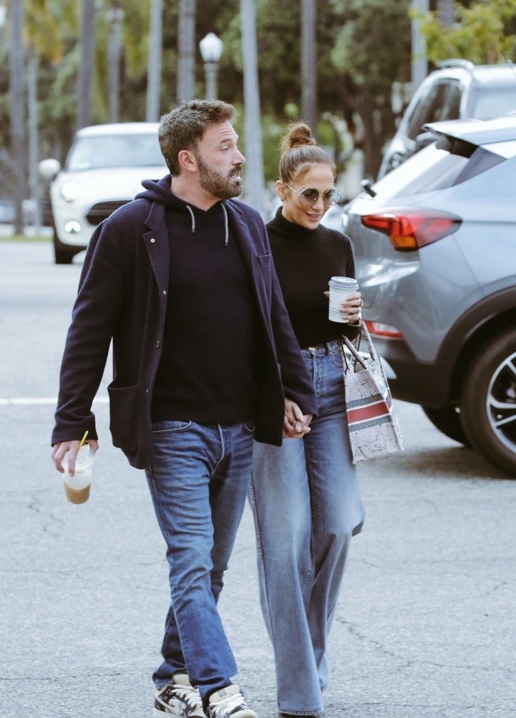Jlo and Ben Affleck holding hands