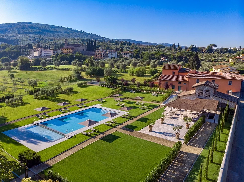 villa-la-massa-pool-area-l-oliveto-villa-hombert-and-the-chianti-hills.webp