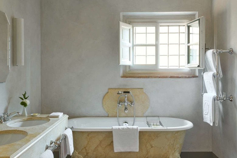 castello-del-nero-estate-bathroom-2-oWkGn.jpg