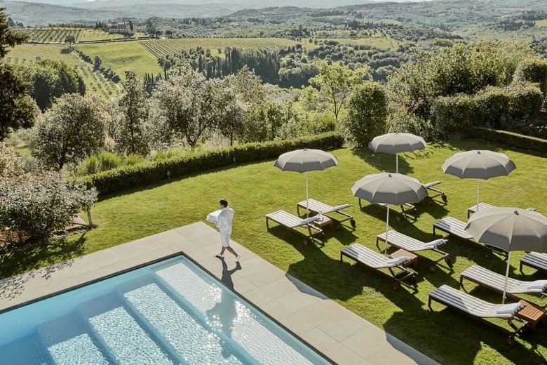 como-castello-del-nero-garden-pool-terrace-with-pool-attendant-WfPwb.jpg