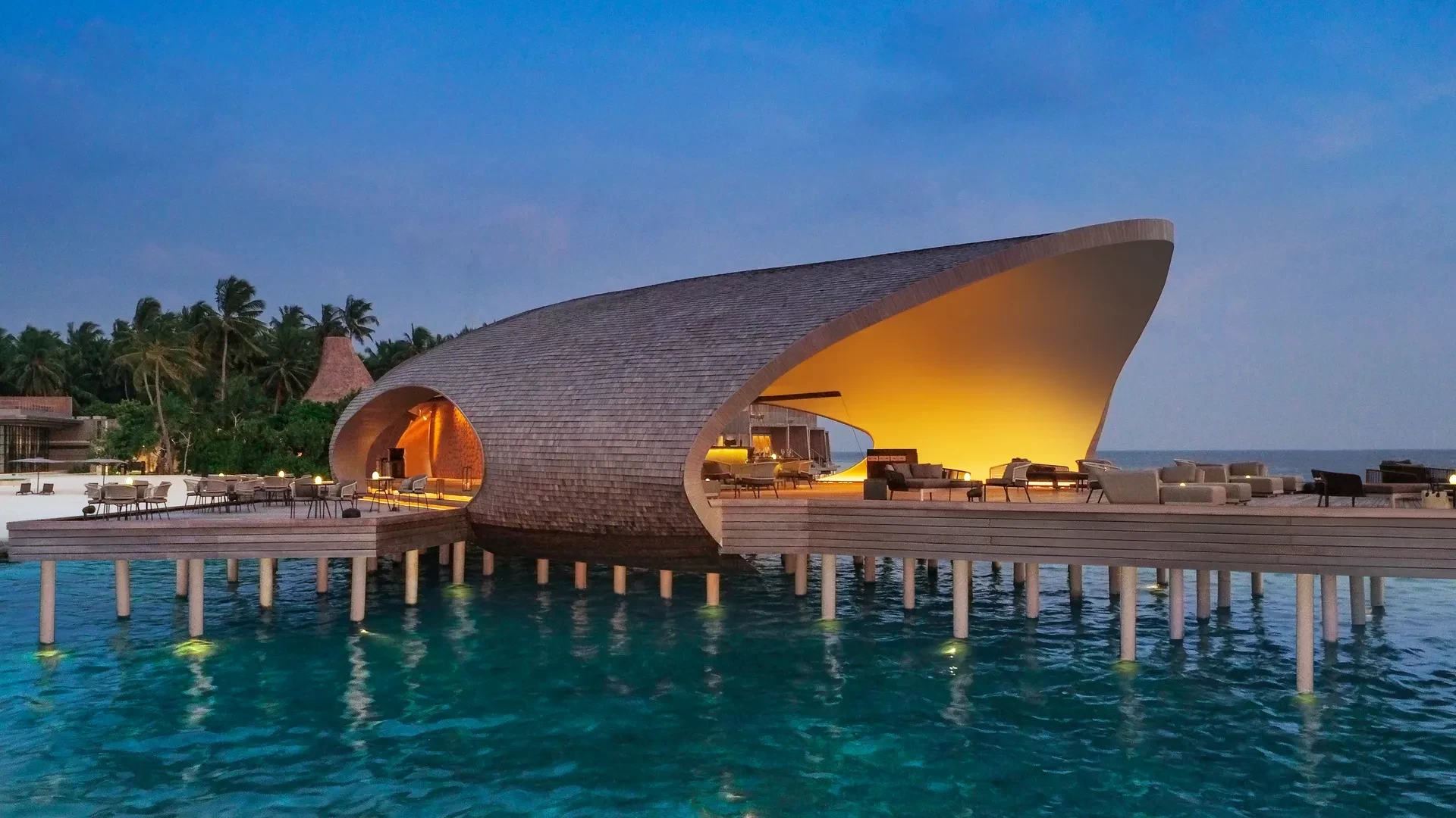 strmlexrre-212709-whale-bar-exterior-st-regis-maldives-july23-pr.webp