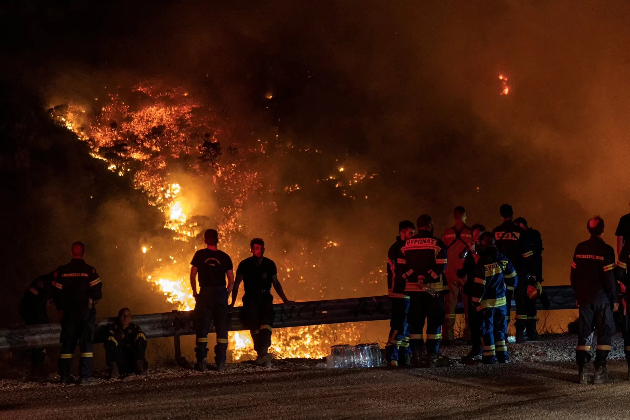 23greece-fire-photos-thurs-01-lhbt-superjumbo.webp