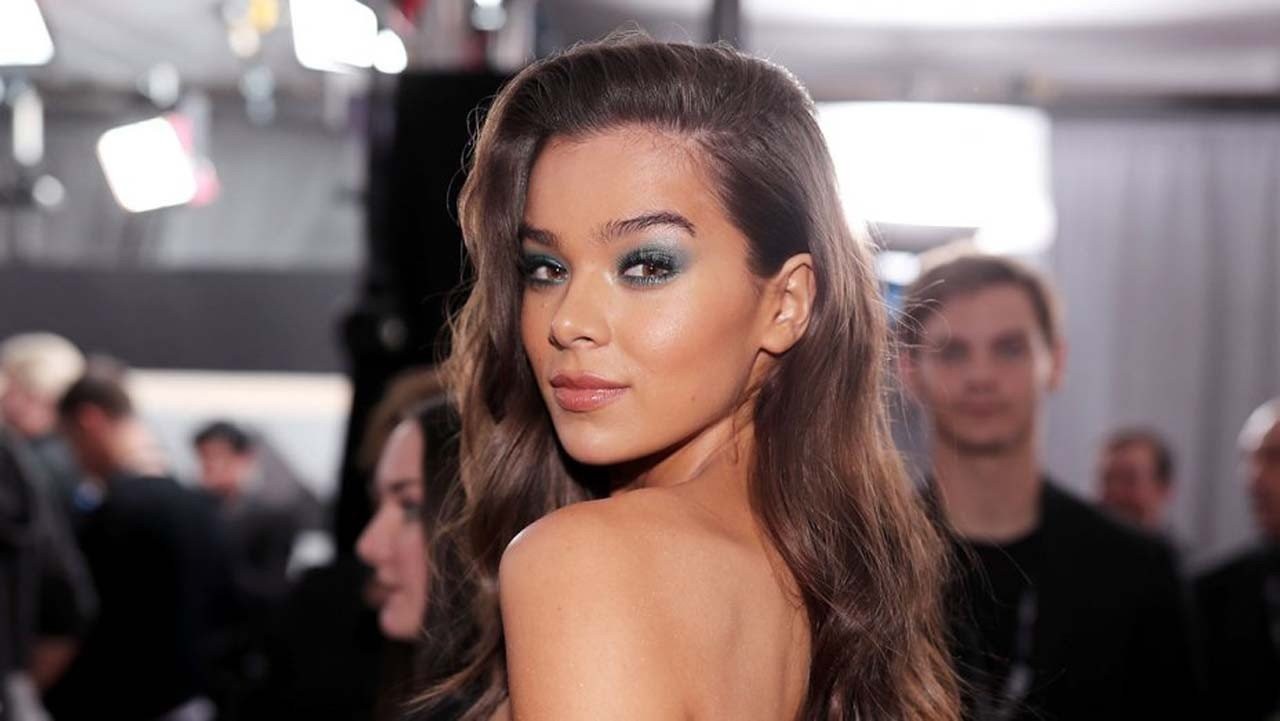 hailee-steinfeld-grammys-2018.jpg