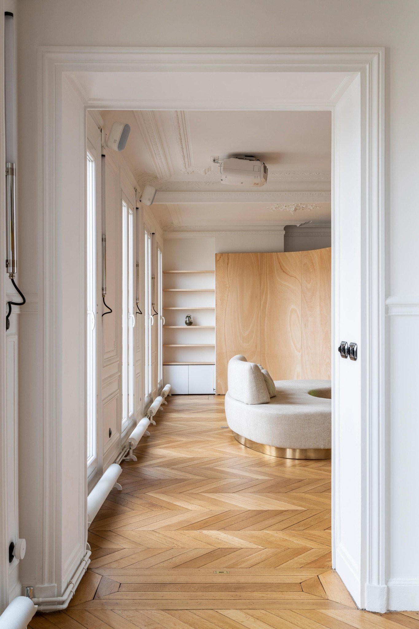 toledano-architects-wood-ribbon-in-paris-apartment-architonic-18-02-arcit18.jpg