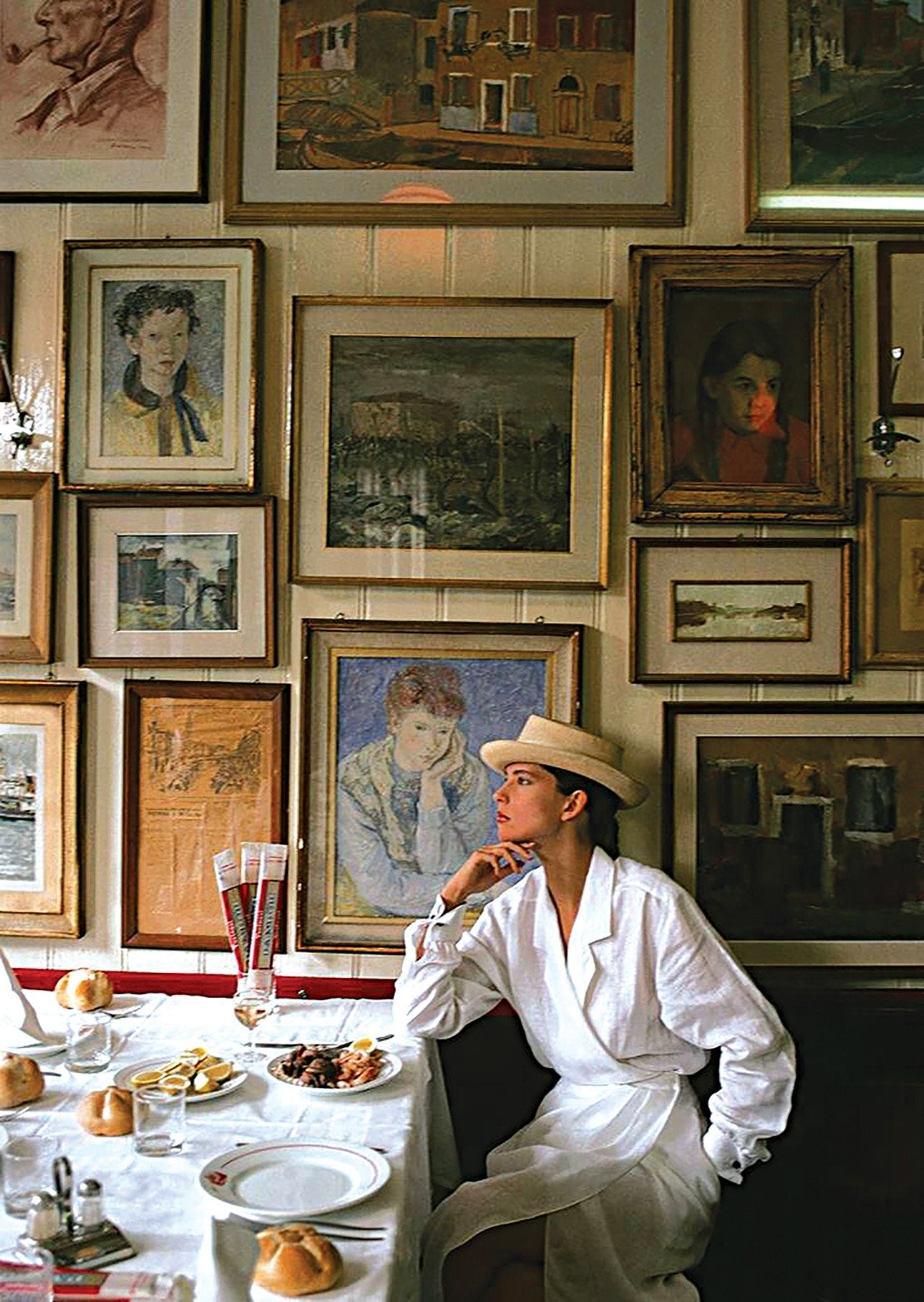 the-most-dramatic-interiors-from-the-vogue-archive.jpg