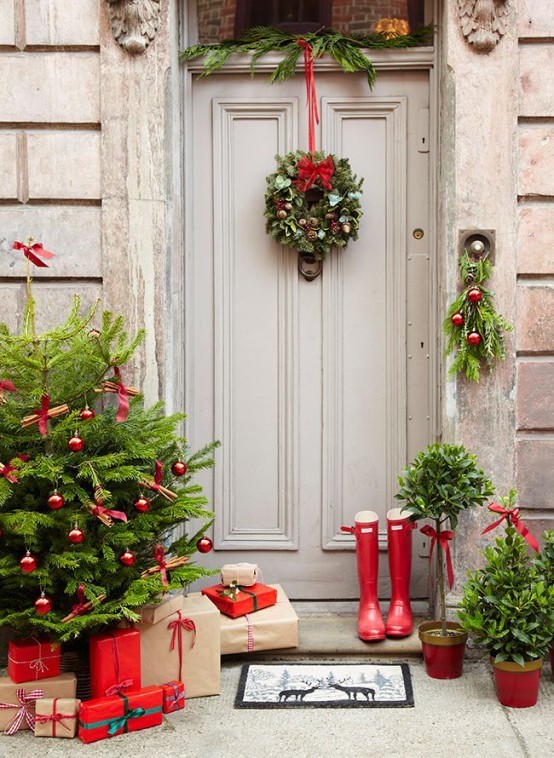 stunning-christmas-front-door-decor-ideas-15-554x758.jpg