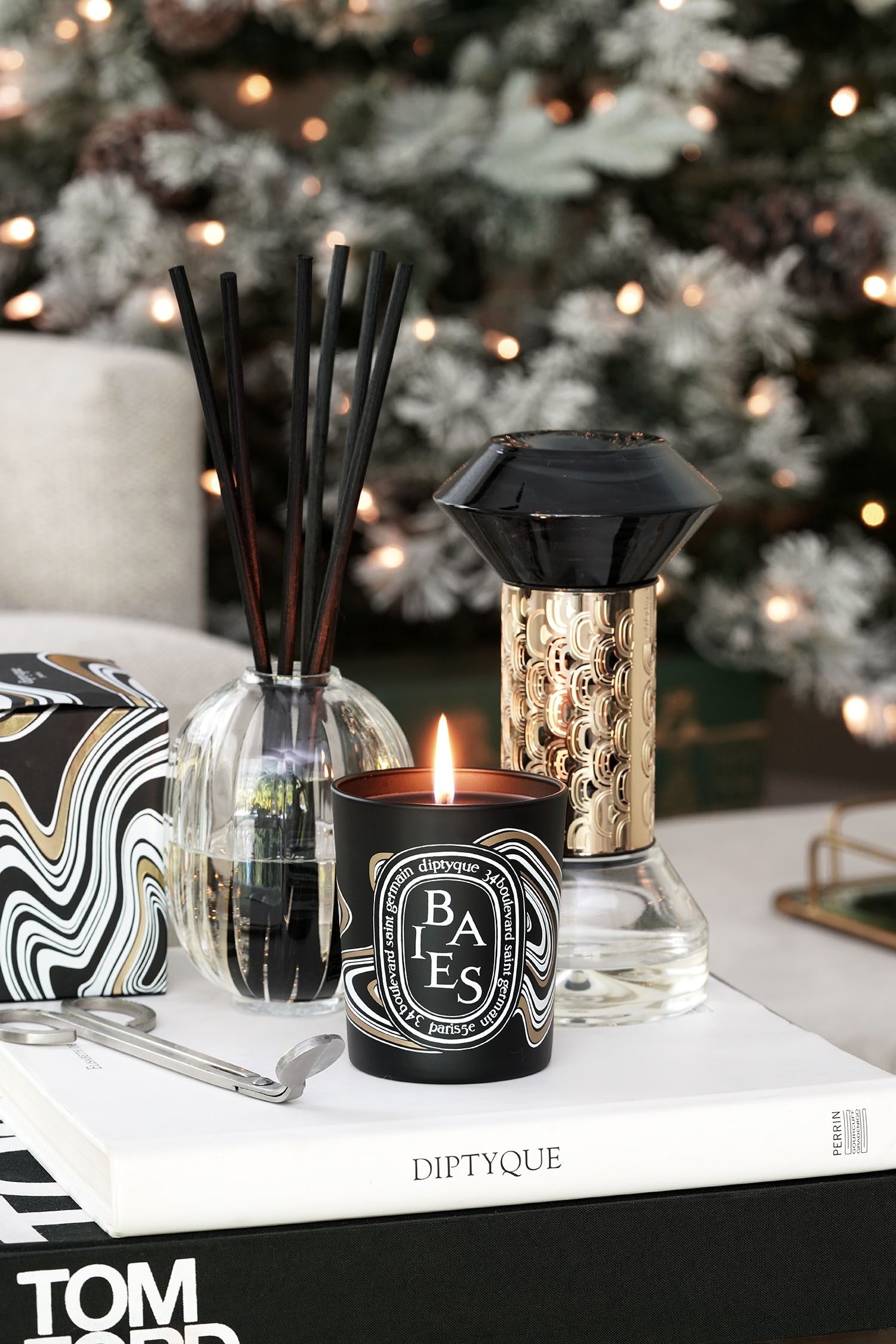 diptyque-black-friday-baies-reed-diffuser-hourglass.jpg