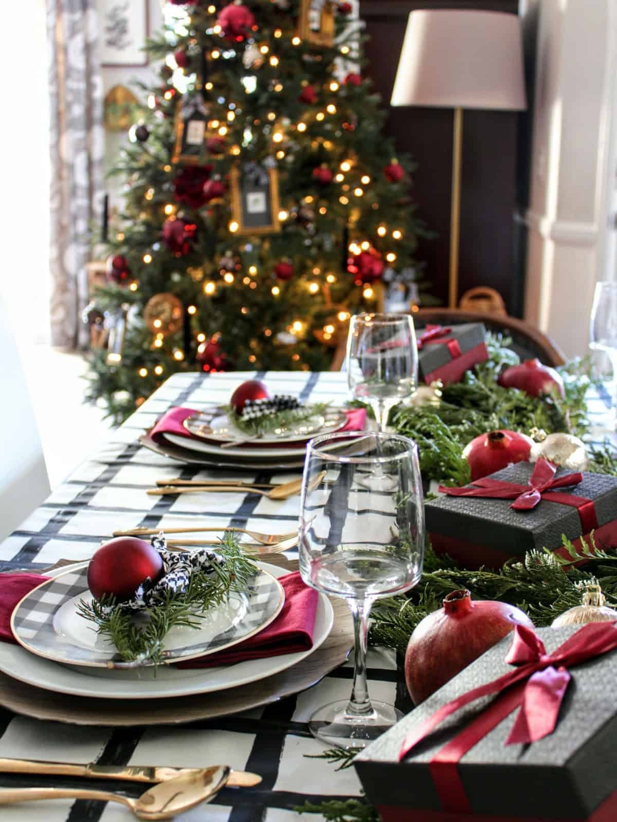 gorgeous-christmas-table-styling-ideas-019-1-kindesign.jpg