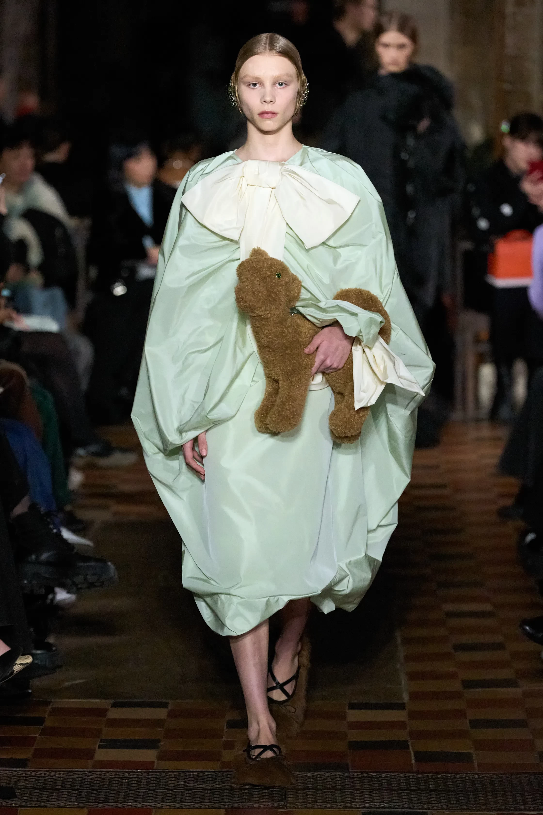 00018-simone-rocha-fall-2024-ready-to-wear-credit-gorunway.webp