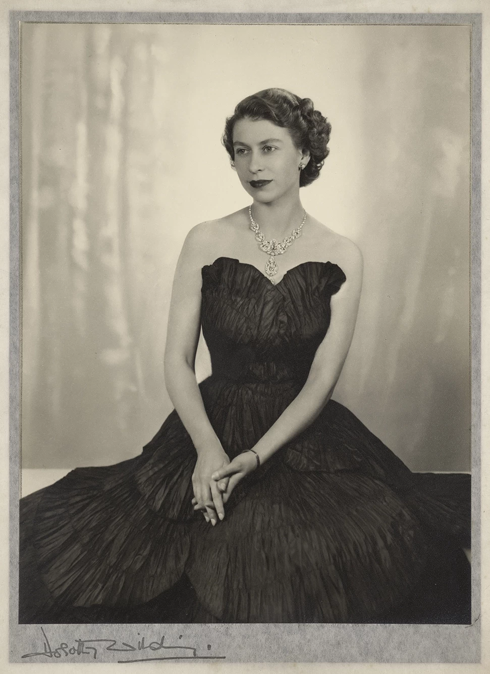 dorothy-wilding-queen-elizabeth-ii-1952.webp