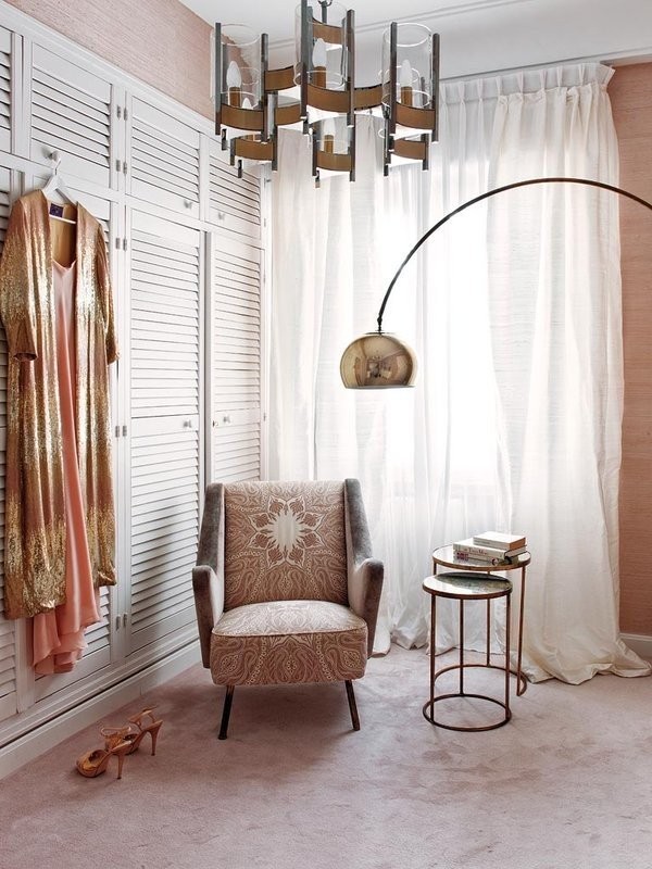 living-pink-madrid-apt-vintage-femme-elegance-glam-bedroom-salmon-pink-grasscloth-wallpaper-carpet-arc-lamp-vintage-hanging-lamp-closet.jpg