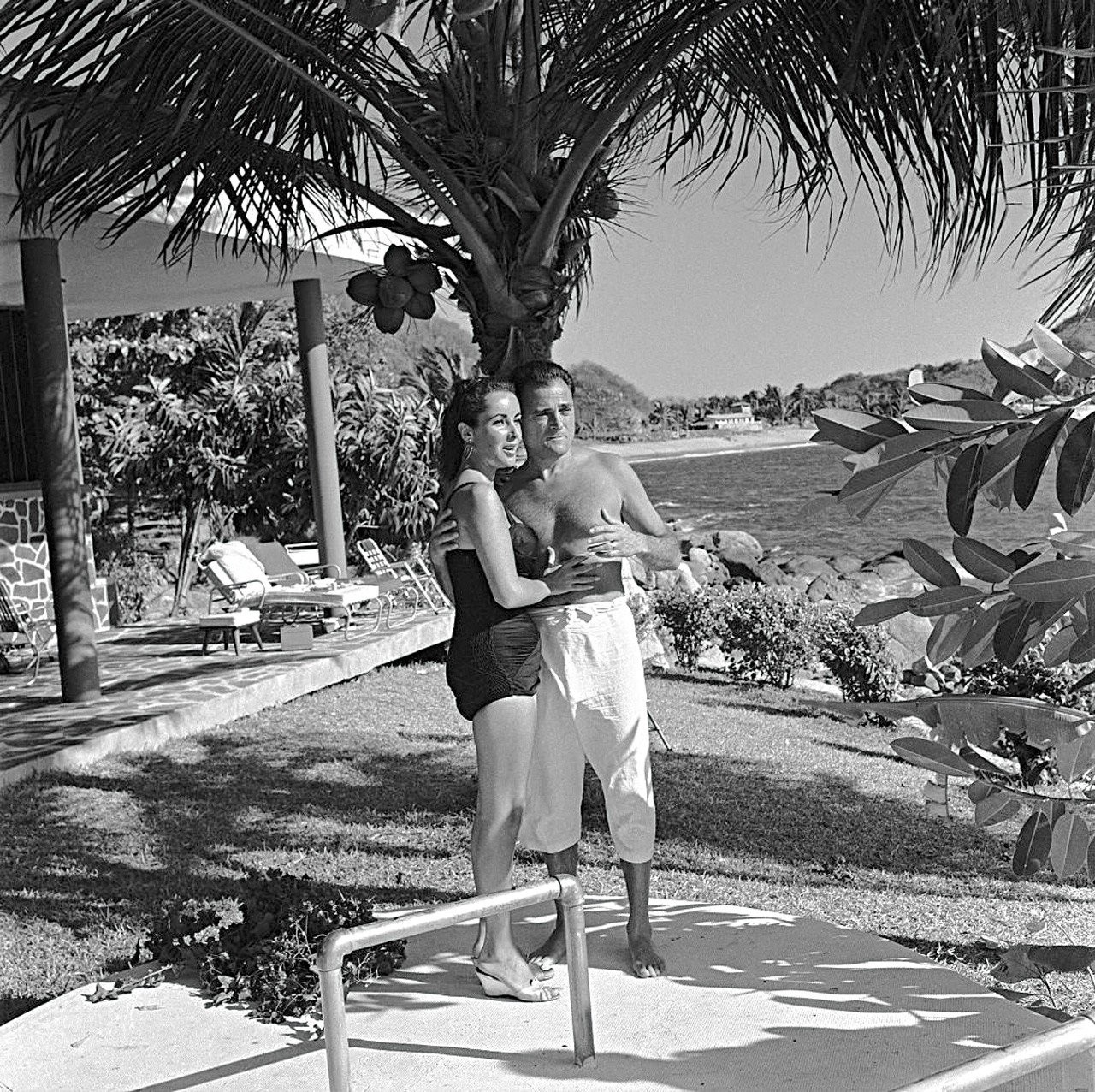 acapulco-mexico-picture-shows-mike-todd-and-elizabeth-news-photo-1655414931.jpg