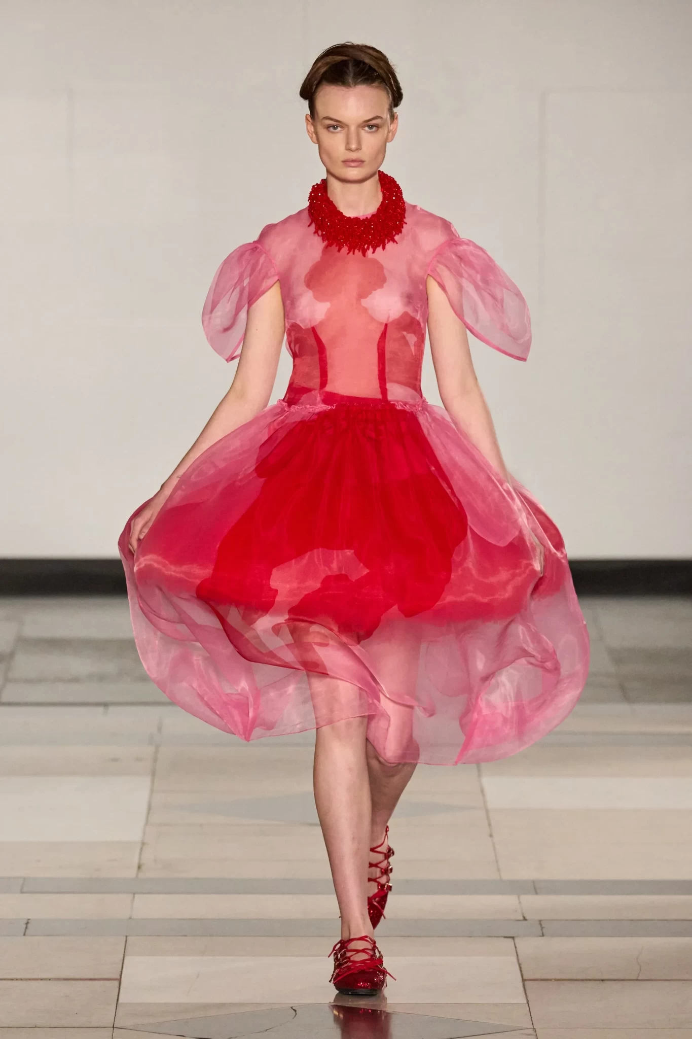 00009-simone-rocha-spring-2025-ready-to-wear-credit-gorunwayjpg.webp