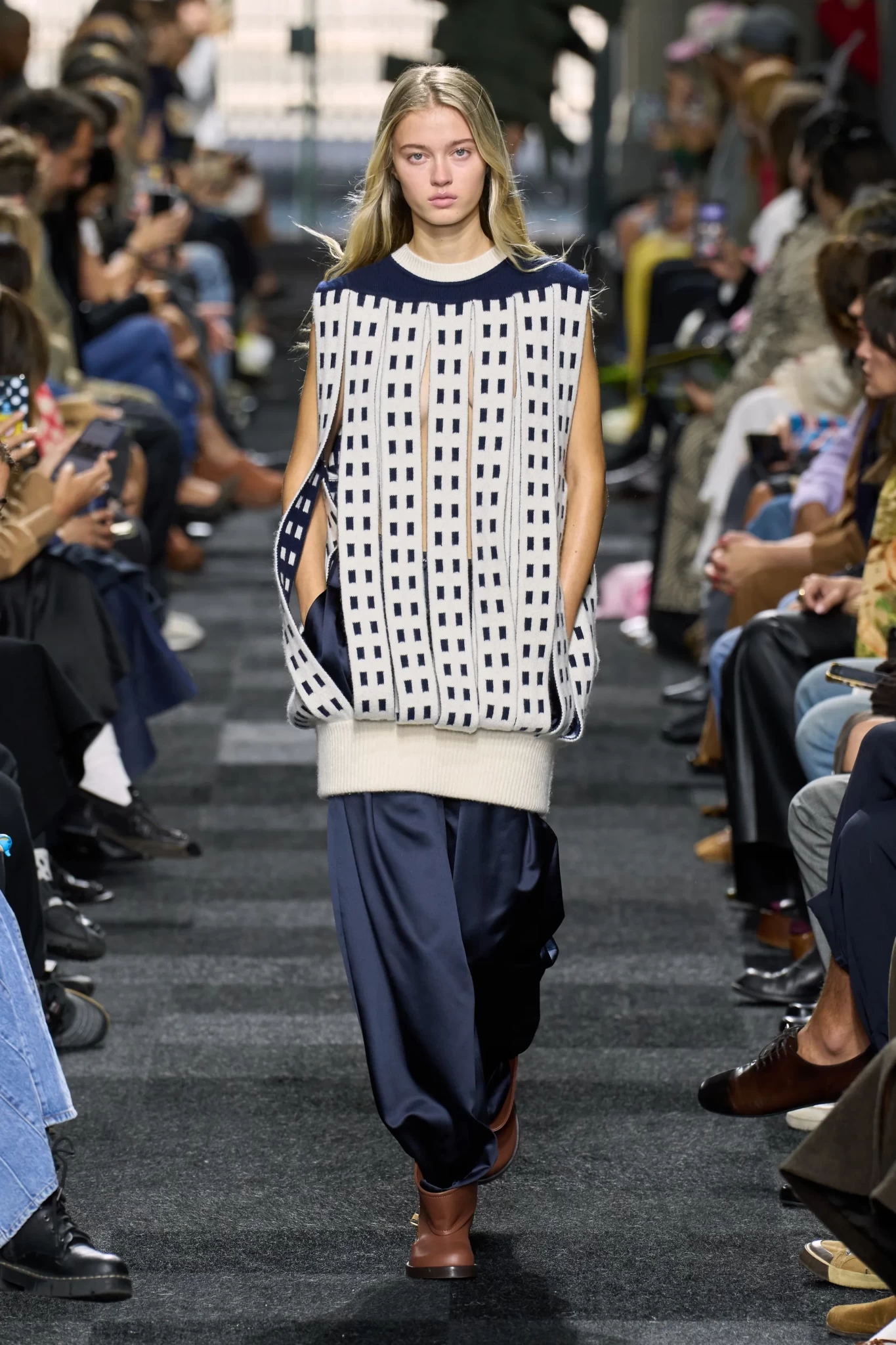 00012-jw-anderson-spring-2025-ready-to-wear-credit-gorunwayjpg.webp