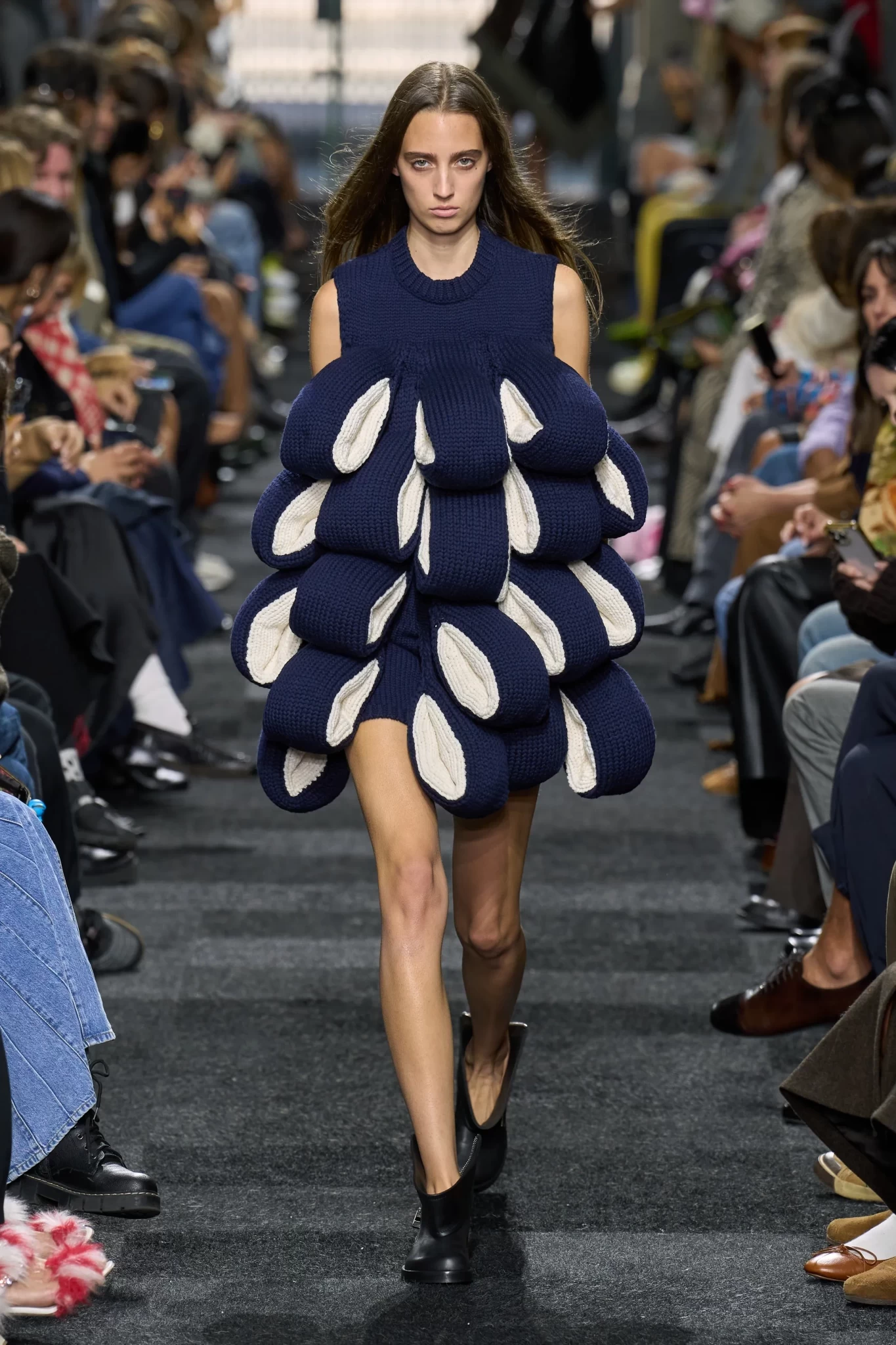 00016-jw-anderson-spring-2025-ready-to-wear-credit-gorunwayjpg.webp