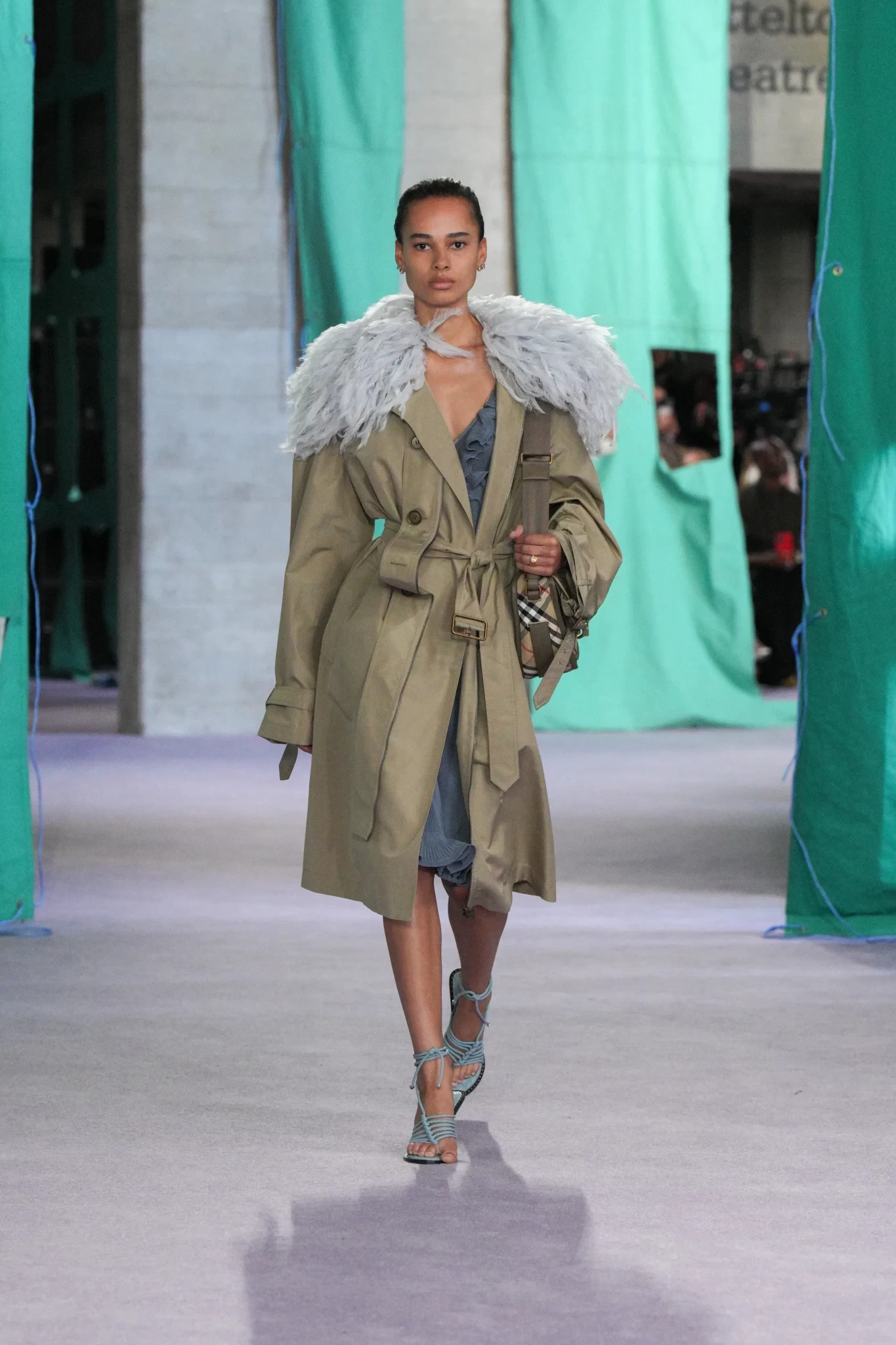 dt-burberry-2024-ss25-september-show-runway-look-04-rgb-cropped-2x3jpg.webp