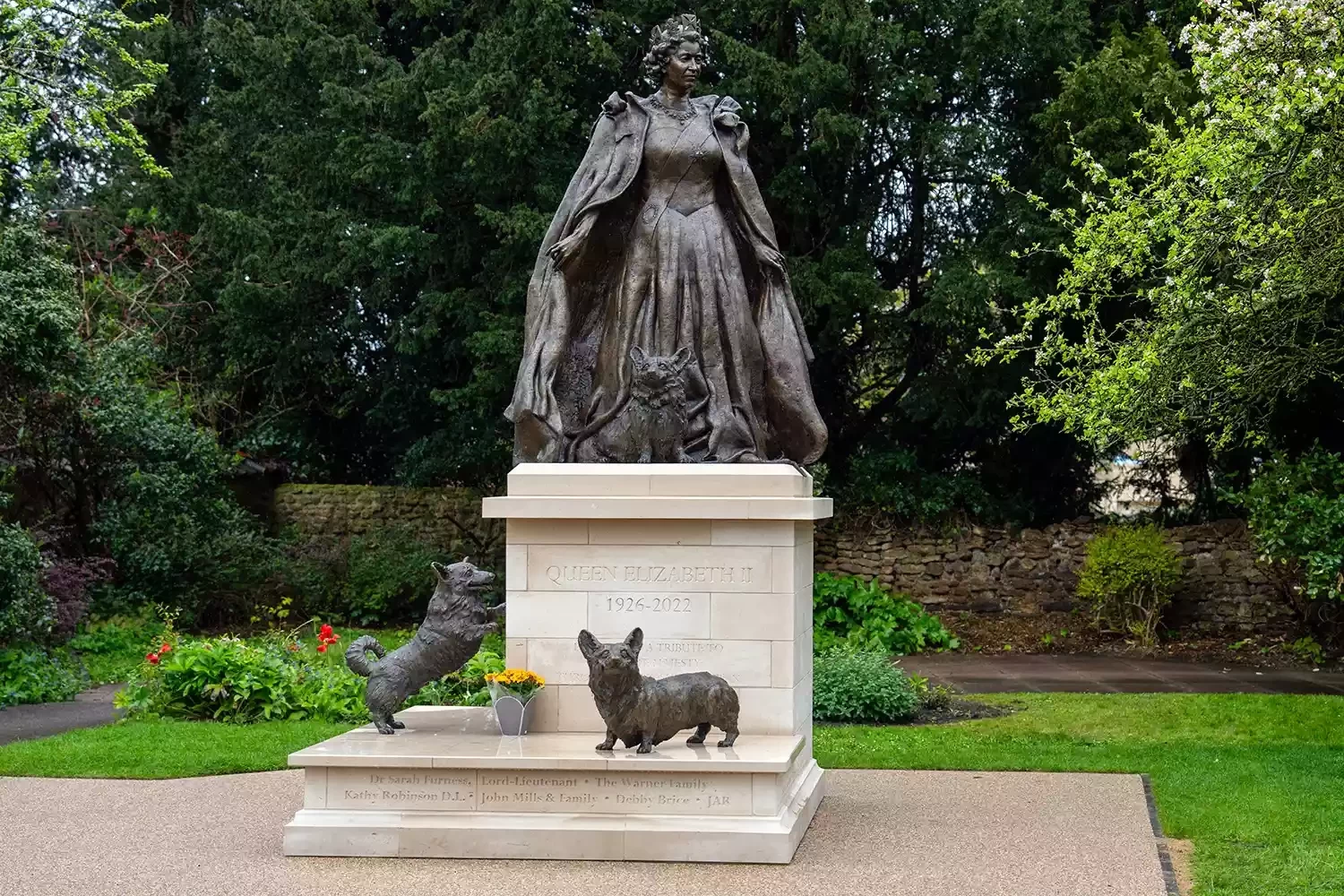 queen-elizabeth-corgi-statue-unveiling-042224-2-fc0ad97fa1d54dfea0917567044a219a.webp