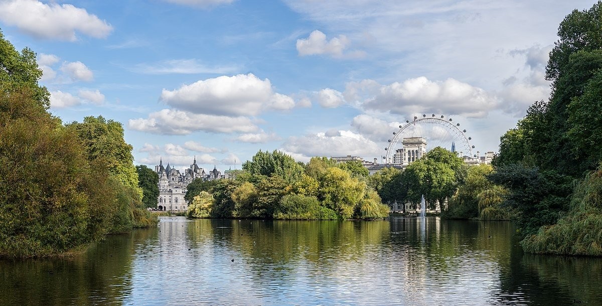 st-jamess-park-lake-east-from-the-blue-bridge-2012-10-06.jpg