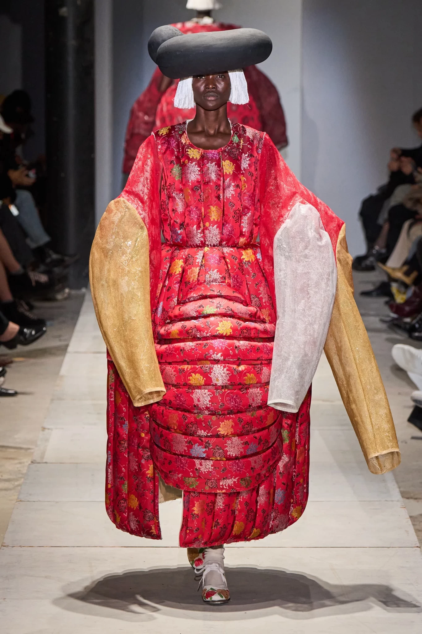 00012-comme-des-garcons-spring-2025-ready-to-wear-credit-gorunwayjpg.webp