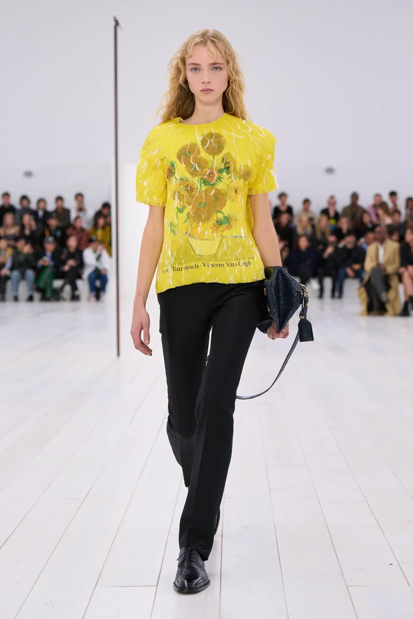 00028-loewe-spring-2025-ready-to-wear-credit-gorunwayjpg.webp