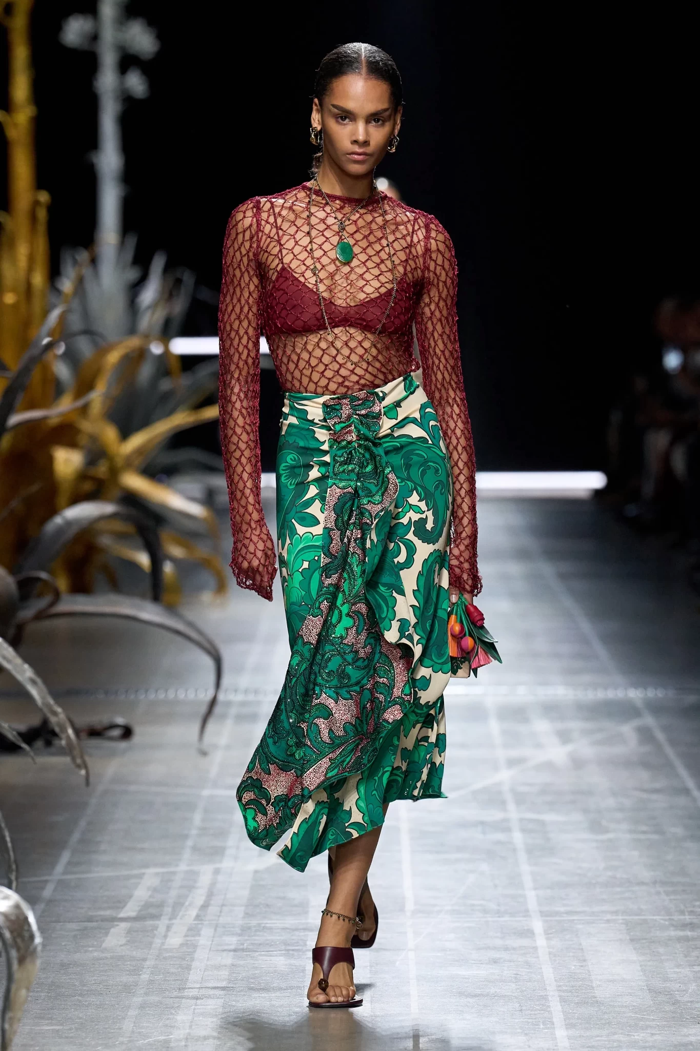 00033-etro-spring-2025-ready-to-wear-credit-gorunwayjpg.webp