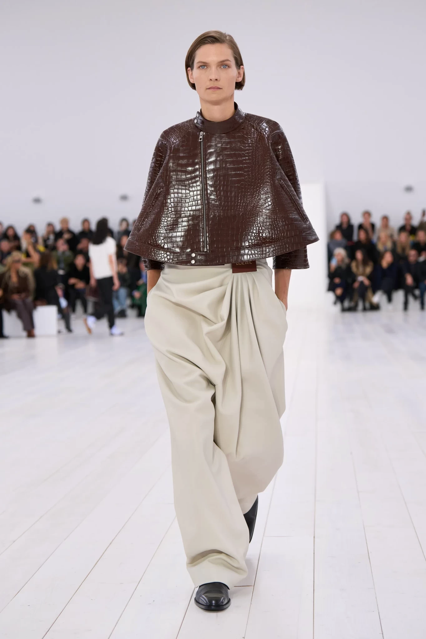 00043-loewe-spring-2025-ready-to-wear-credit-gorunwayjpg.webp