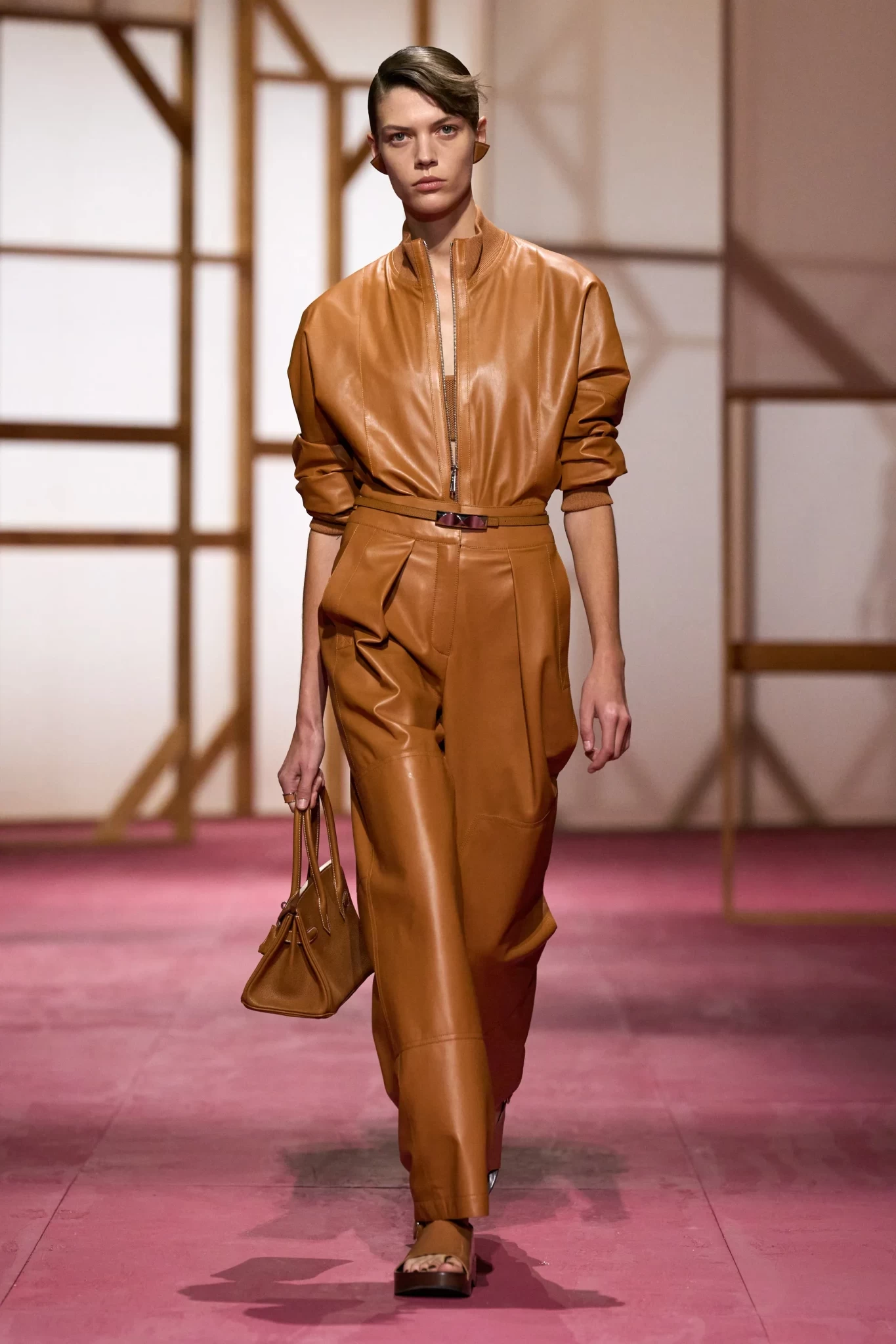 00048-hermes-spring-2025-ready-to-wear-credit-gorunwayjpg.webp