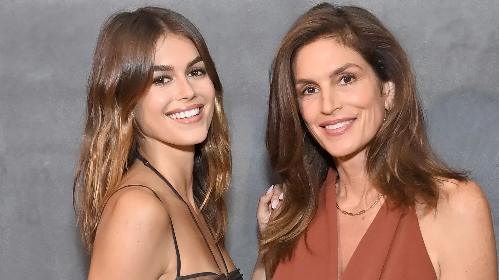 290724-cindy-crawford-kaia-gerber-mutter-tochter-partnerlook-kleiderklassiker-so-aehnlich-aufmacher.webp